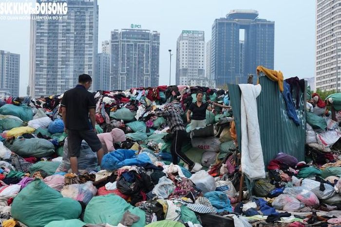 Đến ngày 13/10, công tác thu dọn bắt đầu được triển khai.Đơn vị vệ sinh môi trường huy động xe tải, thùng chứa rác cỡ lớn và máy xúc phục vụ công tác thu gom, vận chuyển hàng trăm tấn quần áo về Khu xử lý chất thải Nam Sơn. Lực lượng Công an cũng đã làm việc với người có hành vi tập kết quần áo trong phạm vi dự án đường nối Phạm Hùng - Lê Đức Thọ để xử lý theo quy định của pháp luật.