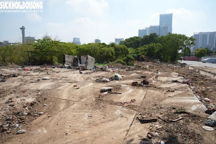 Quần áo chất đống trong phạm vi dự án đường nối Phạm Hùng - Lê Đức Thọ (phường Từ Liêm, Hà Nội) đã được thu dọn.