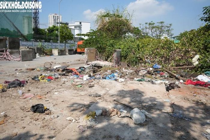 Về vấn đề này, lãnh đạo UBND phường Từ Liêm cho biết, khối lượng quần áo được thu dọn gần 320 tấn.