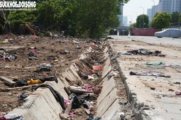 Về lượng lớn quần áo xuất hiện tại đây, Ông V. (75 tuổi) cho biết làm nhiệm vụ trông coi khu đất, vật tư từ tháng 7/2026 cho biết đã chứng kiến quần áo được tập kết ở khu vực này. Cũng theo ông V., có một người phụ nữ thường xuyên mang đồ quần áo đến đây tập kết, số lượng quận áo vì thế ngày càng tăng thêm.