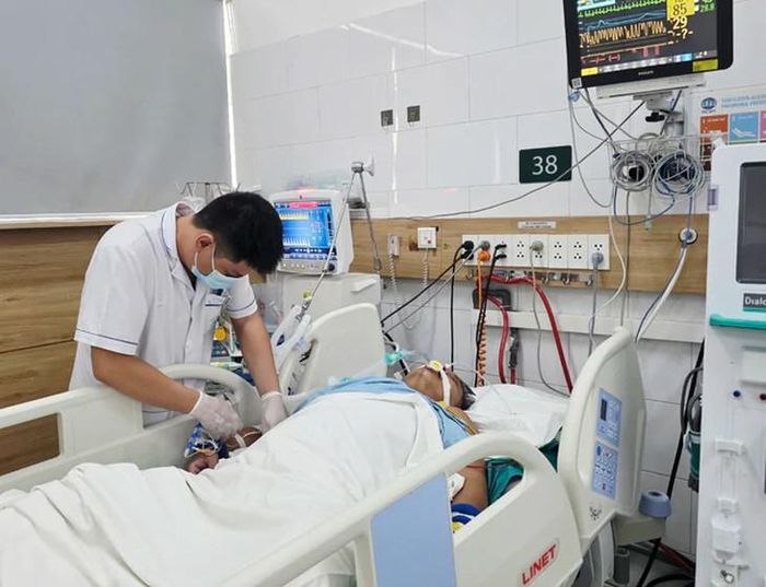 Bệnh nhân tình trạng nặng sau tai nạn. Ảnh: BVCC.