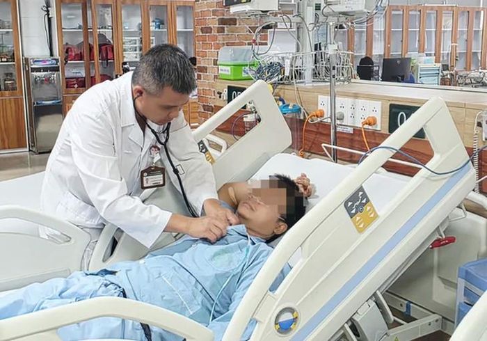 TS.BS Nguyễn Trung Nguyên thăm khám cho bệnh nhân. Ảnh: BVCC.
