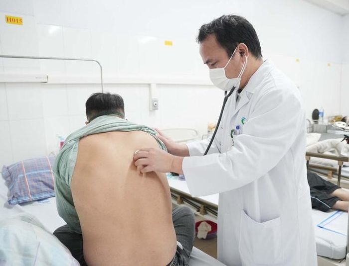 Viêm phổi ở người cao tuổi không phải bệnh có thể xem nhẹ, nhất là khi thời tiết chuyển mùa và các tác nhân hô hấp gia tăng. Ảnh BV Bãi Cháy