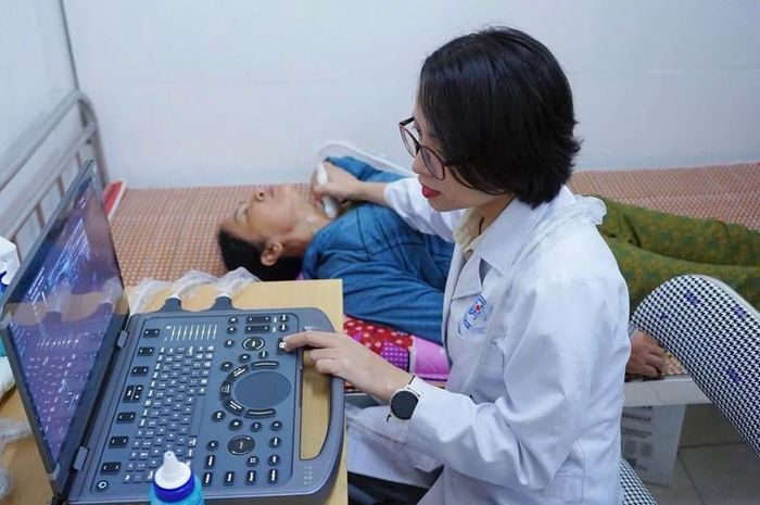 Ở giai đoạn sớm, ung thư tuyến giáp thường ít biểu hiện rõ ràng do vậy nếu có dấu hiệu bất thường người dân cần thăm khám sớm. Ảnh: Nguyễn Sơn. 