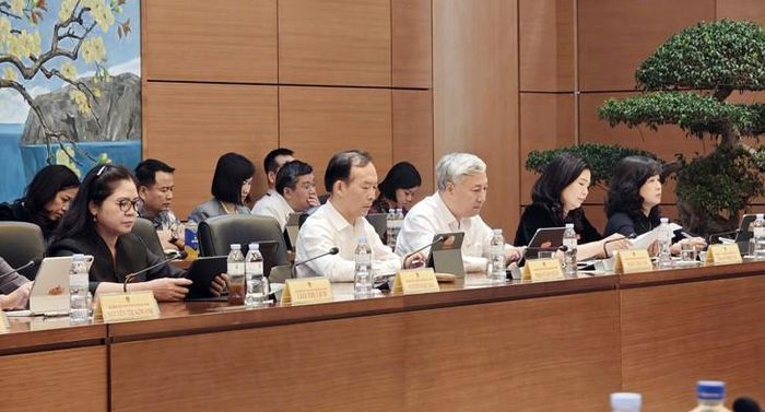 Các ĐBQH dự phiên thảo luận tại Tổ 7. Ảnh: Lê Bảo
