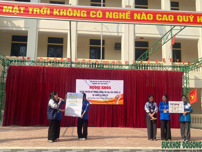 Học sinh Trường THPT Yên Thành 3 tham gia hoạt động về tác hại của thuốc lá điện tử. Ảnh: Song Hoàng.