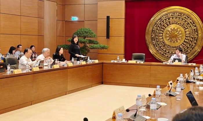 Phiên thảo luận tại Tổ 7 sáng 21/10. Ảnh: Lê Bảo