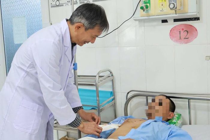 Nam bệnh nhân đang được điều trị tại Bệnh viện Đa khoa Ninh Thuận. Ảnh: D.N.