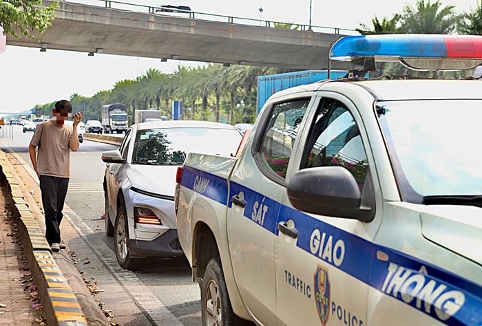Tài xế viện nhiều lý do để dừng, đỗ sai quy định quanh sân bay Nội Bài nhưng vẫn bị CSGT xử lý. (Ảnh Thành Long)