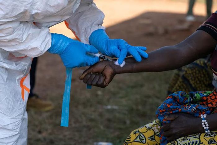 Nhân viên y tế tiến hành xét nghiệm Ebola cho người dân tại CHDC Congo. Ảnh: Arlette Bashizi/New York Times