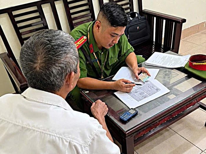 Công an phường Cửa Nam (Hà Nội) sử dụng camera giám sát phát hiện, xử phạt 15 triệu đồng một trường hợp dán quảng cáo trái phép. (Ảnh Công an phường Cửa Nam)