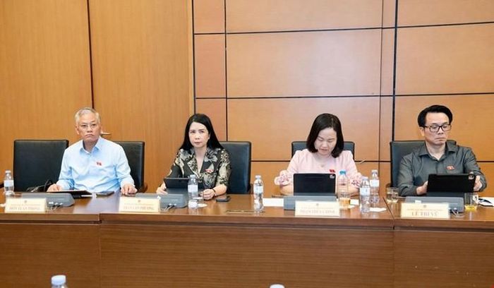 Các đại biểu tham dự phiên thảo luận tại Tổ 3. Ảnh: Lâm Hiển
