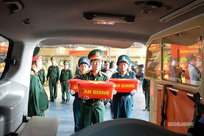 Những thùng mẫu sinh phẩm được đưa lên xe chuyển về Viện Pháp y Quân đội. Ảnh: Tuấn Anh