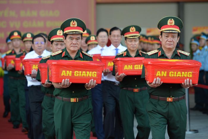 Những thùng mẫu sinh phẩm được nâng niu trong nghi thức bàn giao. Ảnh: Tuấn Anh.