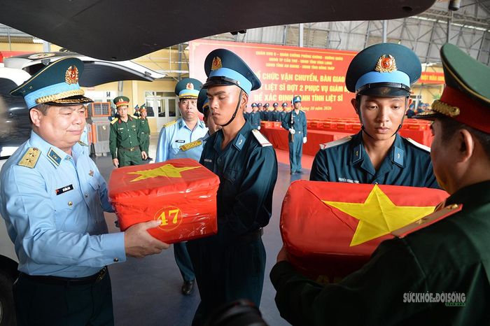 Trung tướng Vũ Hồng Sơn, Tư lệnh Quân chủng Phòng không - Không quân (bên trái) trong Lễ tiếp nhận mẫu sinh phẩm.