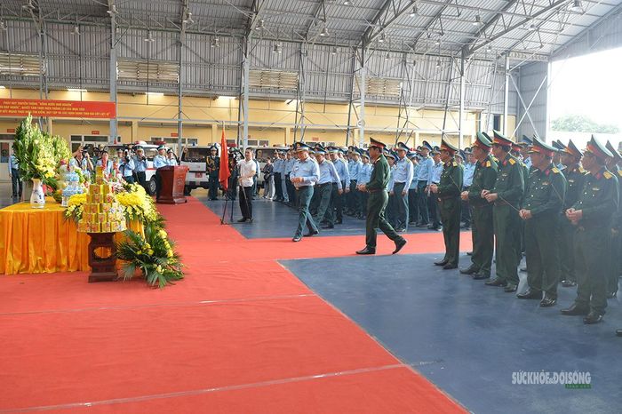 Các đại biểu dâng hương tưởng niệm các anh hùng liệt sĩ tại sân bay Gia Lâm. Ảnh: Tuấn Anh