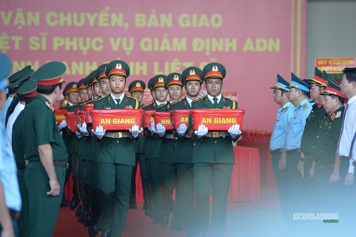 Các chiến sĩ cẩn trọng đưa thùng mẫu sinh phẩm lên máy bay CASA. Ảnh: Tuấn Anh