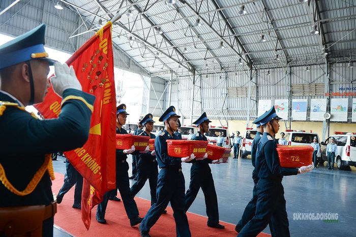 Các thùng mẫu sinh phẩm được đưa vào khu vực tổ chức lễ bàn giao. Ảnh: Tuấn Anh