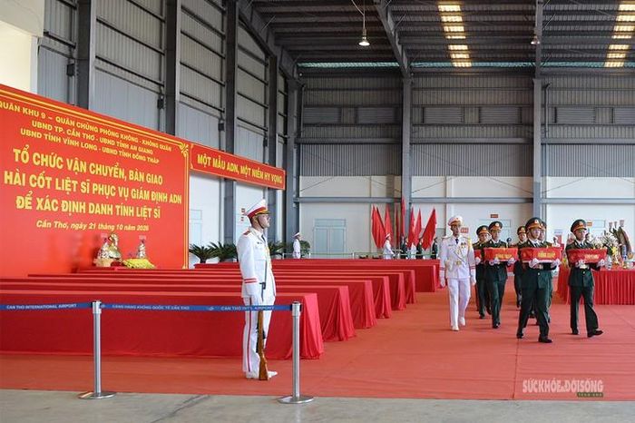 Lễ bàn giao mẫu sinh phẩm hài cốt liệt sĩ tại sân bay Cần Thơ. Ảnh: Tuấn Anh.