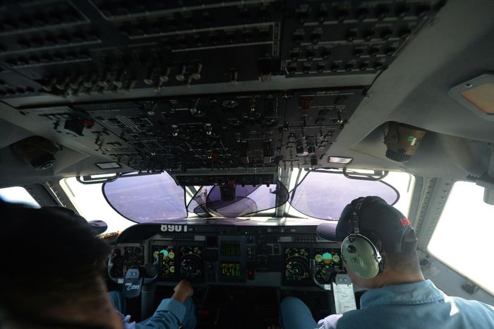 Tổ bay Lữ đoàn KQ 918 kiểm tra máy bay trước khi thực hiện nhiệm vụ đặc biệt. Ảnh: Tuấn Anh.