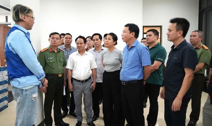 Giám đốc Công an tỉnh Thanh Hóa trực tiếp chỉ đạo tại hiện trường và làm việc với đối tượng cầm đầu. Ảnh: CATH.