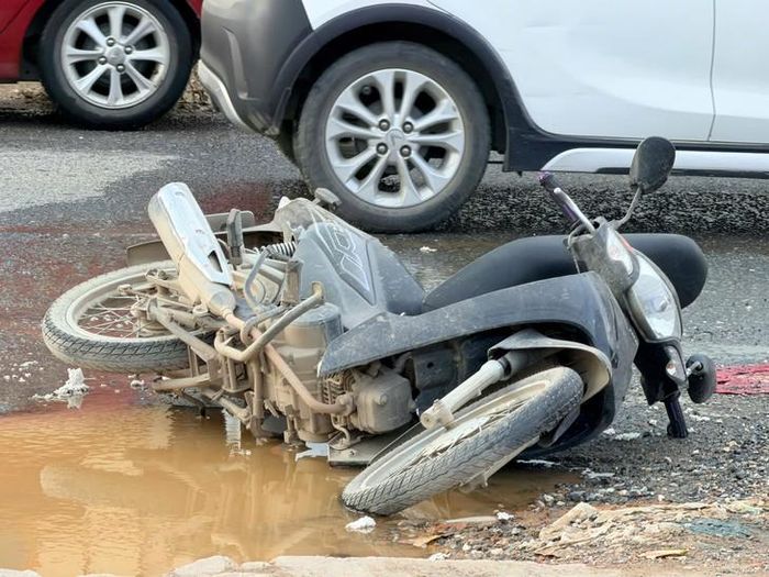 Theo các nhân chứng có mặt tại hiện trường, nam thanh niên bị ngã ra đường là do di chuyển vào vị trí 'ổ gà' (Ảnh ĐH).