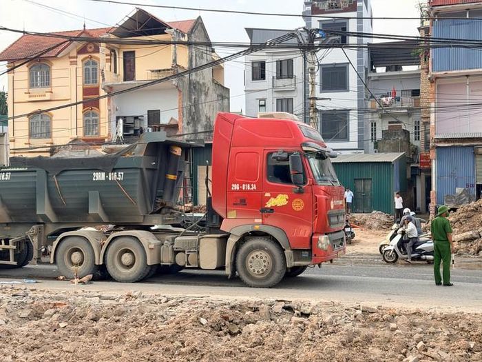 Nam thanh niên tử vong tại chỗ sau khi ngã xe máy, bị ô tô ben cán trúng trên Quốc lộ 6, đoạn qua phường Yên Nghĩa, Hà Nội. (Ảnh ĐH)