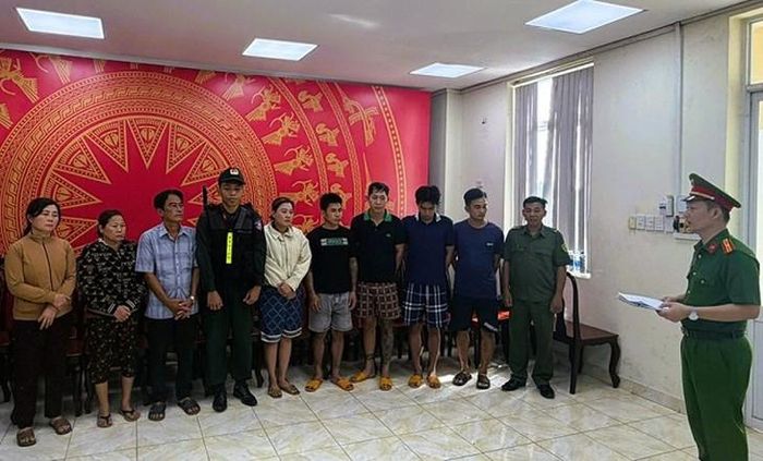 Cơ quan Cảnh sát điều tra đọc lệnh khởi tố bắt tạm giam các bị can. Ảnh: Công an TP Đồng Nai.