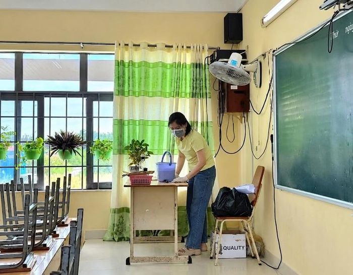 Công tác vệ sinh khử khuẩn tại Trường THCS Hai Bà Trưng sau phát hiện chùm ca bệnh não mô cầu. Ảnh: SYT.