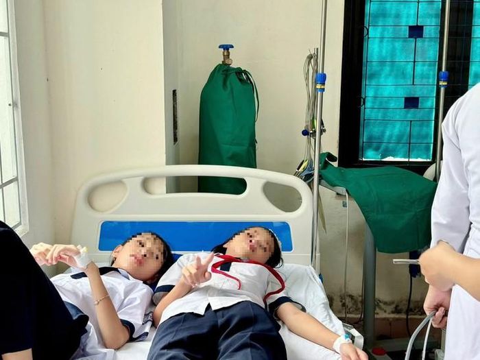 Khi nhập viện các học sinh có biểu hiện điển hình của tình trạng bị ong đốt ở mức phản vệ độ 1. Ảnh: BVĐKKVTH.