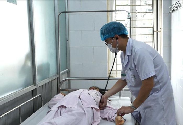 Do các bệnh lý về gan thường có triệu chứng không điển hình, người dân cần chủ động thăm khám, sàng lọc và thực hiện xét nghiệm máu, chức năng gan để xác định nguyên nhân gây bệnh. Ảnh minh họa: HĐ