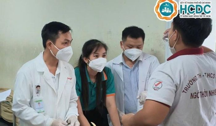 99 người tiếp xúc gần với ca bệnh đã được uống thuốc kháng sinh dự phòng. Ảnh: HCDC.
