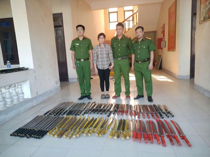  Phòng Cảnh sát quản lý hành chính về trật tự xã hội phối hợp Công an xã Anh Sơn, Công an xã Vĩnh Tường bắt giữ đối tượng, thu 70 dao, kiếm 