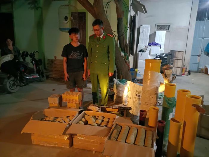 Phòng Cảnh sát quản lý hành chính về trật tự xã hội phối hợp Công an xã Vân Tụ vận động đối tượng giao nộp 103 kg nguyên vật liệu dùng để chế tạo pháo nổ