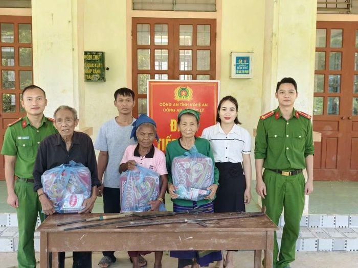  Người dân xã Bắc Lý đến giao nộp vũ khí, được Công an xã trao tặng nhu yếu phẩm 