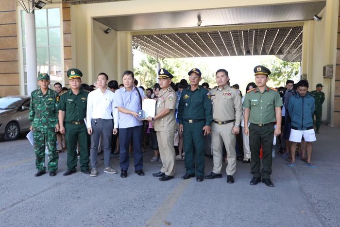 Tiếp nhận công dân Việt Nam bị bán sang các trung tâm lừa đảo trực tuyến do phía bạn giải cứu, trao trả