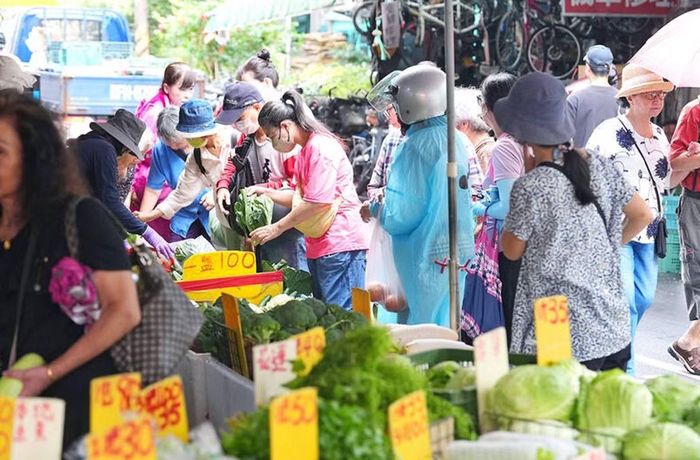 Người dân đi mua đồ ở một khu chợ tại Đài Loan vào ngày 21/10 khi bão Champi tiến đến gần. Ảnh: CNA.