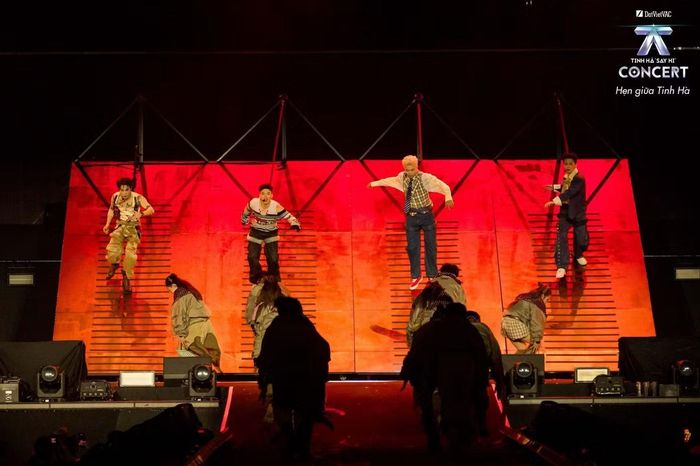  Hình ảnh trong tên bài hát được hiện thực hóa theo đúng nghĩa đen. Ảnh: DatVietVAC. 