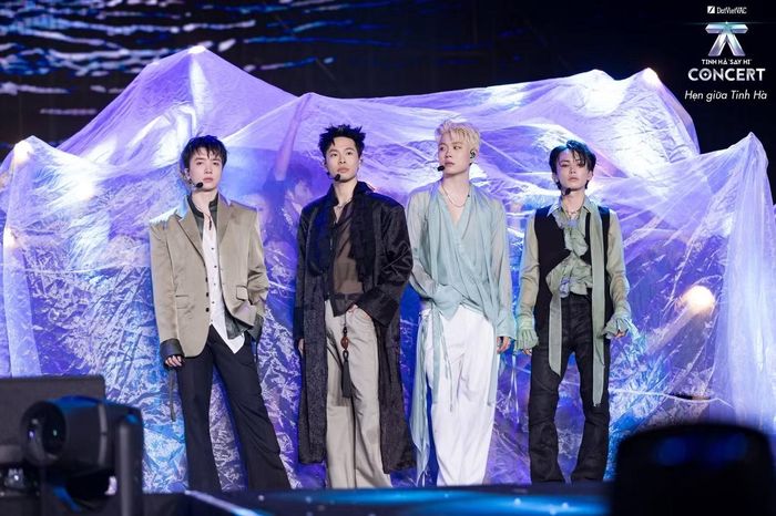 Màn trình diễn ca khúc "Vượt Ngưỡng Tình Yêu" trong đêm concert. Ảnh: Đất Việt VAC