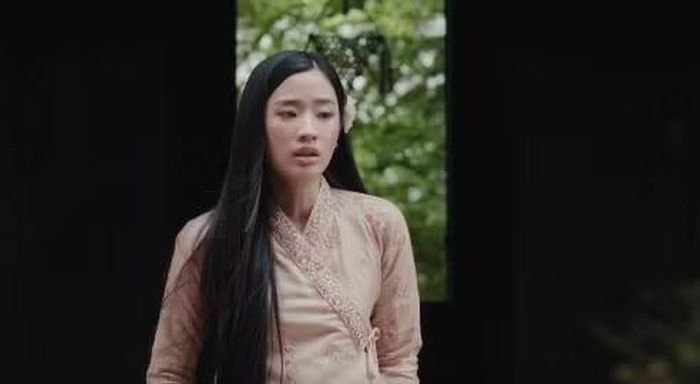 Trong một phân cảnh, cô nàng diện trang phục truyền thống, để mái tóc đen dài buông tự nhiên, tôn lên vẻ thanh tao, nền nã.