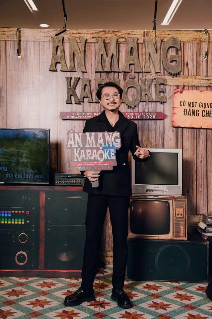 Diễn viên Hứa Minh Đạt một mình đến chúc mừng ekip phim "Án mạng karaoke"