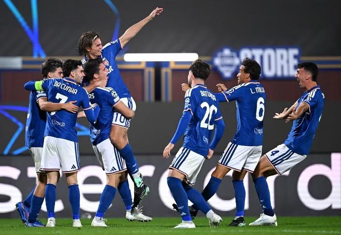 Como đang bay cao trong lần đầu dự Champions League (Ảnh: Getty Images)