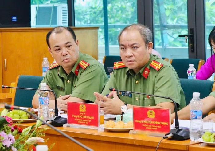 Thượng tá Lưu Hồng Quân (bên trái)- Phó trưởng Ban Biên tập ANTĐ và Trung tá Đỗ Trần Quân- Phó trưởng Ban Biên tập ANTĐ tại Toạ đàm