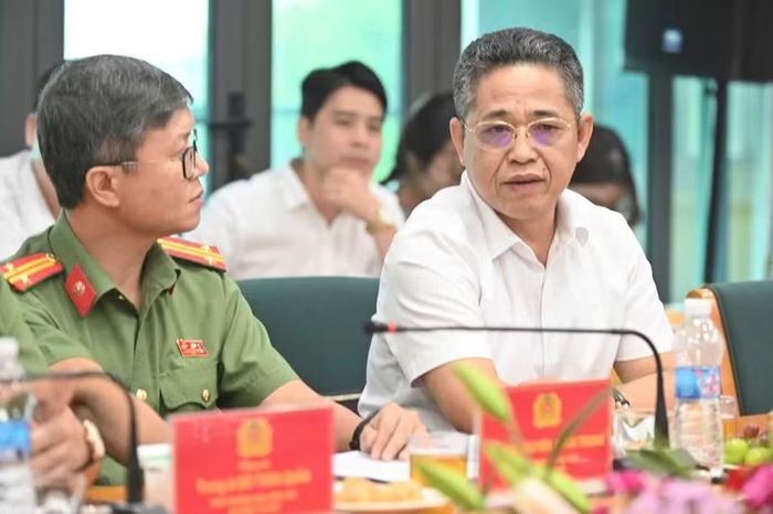 Trung tá Nguyễn Chính Trung, Trưởng Ban Phóng viên An ninh Thủ đô, người điều hành nội dung tọa đàm, trao đổi với ông Phạm Văn Tình, Phó Giám đốc Văn phòng đăng ký đất đai, Sở NN&MT Hà Nội