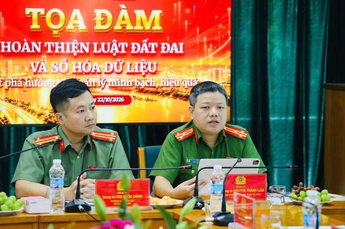 Trung tá Chu Quốc Dũng, Trưởng ban Biên tập An ninh Thủ đô và Thượng tá Nguyễn Thành Lâm, Trưởng phòng Cảnh sát QLHC về trật tự xã hội, CATP Hà Nội tại cuộc tọa đàm