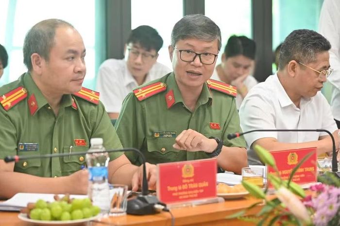 Trung tá Nguyễn Chính Trung (giữa), Trưởng Ban phóng viên ANTĐ, dẫn chương trình, điều phối tại Toạ đàm