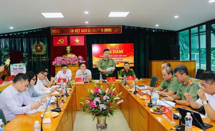  Trung tá- Tiến sĩ Chu Quốc Dũng, Trưởng Ban Biên tập An ninh Thủ đô phát biểu khai mạc Toạ đàm 