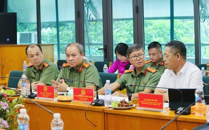 Từ trái qua: Các Phó Trưởng ban Biên tập An ninh Thủ đô: Thượng tá Lưu Hồng Quân và Trung tá Đỗ Trần Quân; Trung tá Nguyễn Chính Trung, Trưởng Ban Phóng viên và ông Phạm Văn Tình tại buổi tọa đàm. Ảnh: Thuần Thư