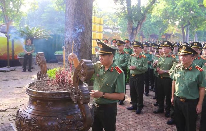 Thiếu tướng Nguyễn Ngọc Quyền, Phó Bí thư Đảng ủy, Phó Giám đốc CATP Hà Nội dâng hương