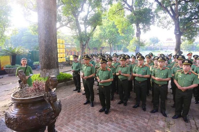 Đoàn dâng hương tại Điện Kính thiên